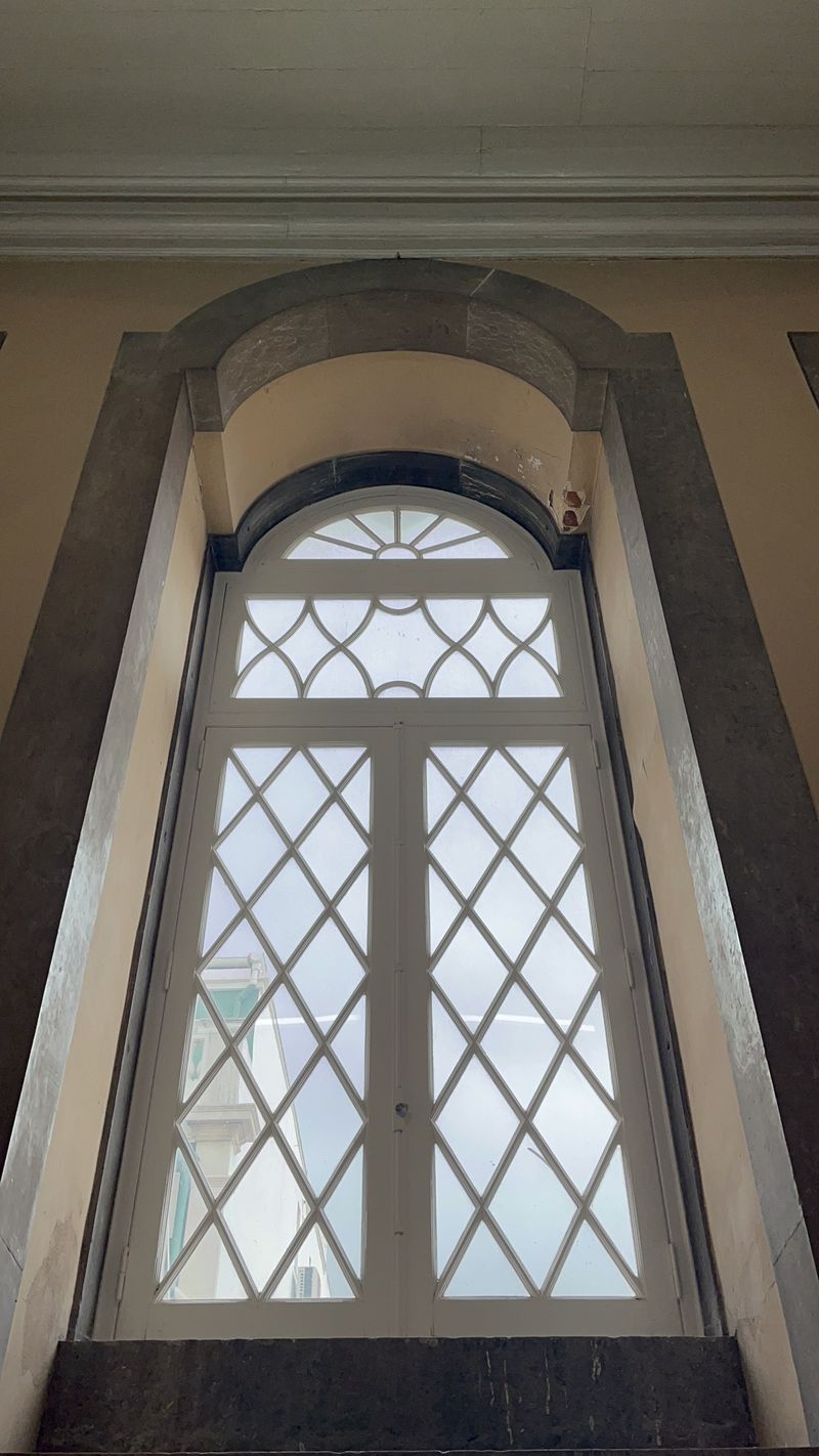 Janela alta sob o arco, na Igreja de Nossa Senhora da Pena