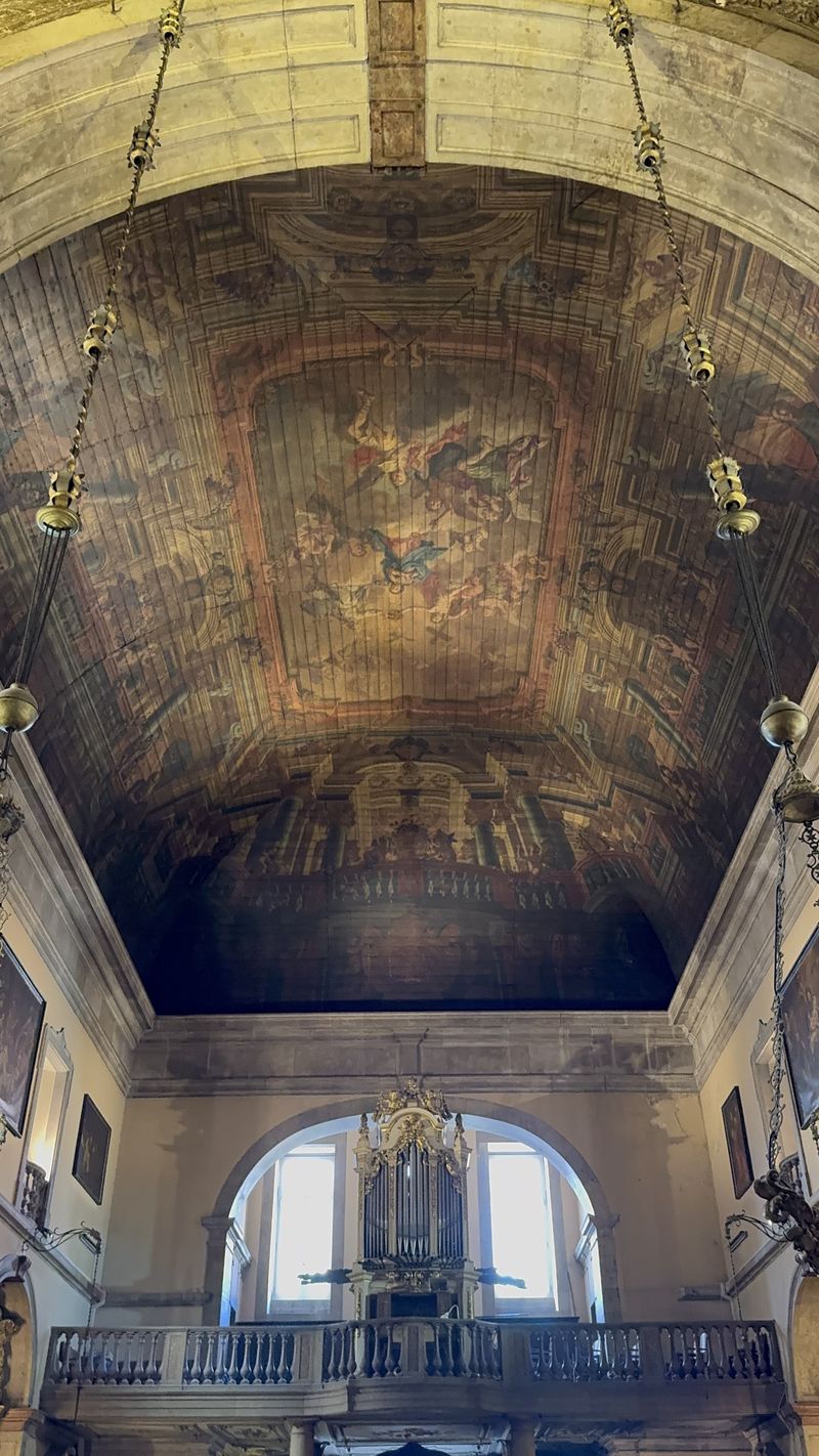 Nave da Igreja de Nossa Senhora da Pena, com o tecto pintado e o órgão no coro alto