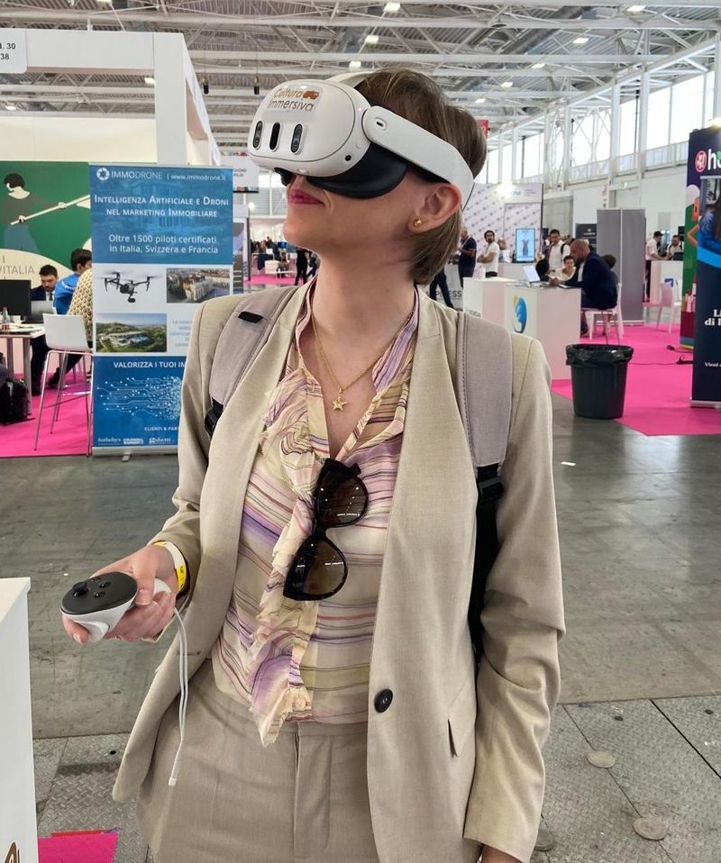 Visitante com um visor de realidade virtual da Cultura Immersiva